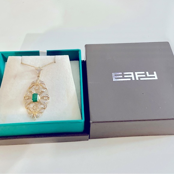 Elegant Emerald, Diamond, and Gold necklace pendant with 14k yellow gold chain. - Picture 5 of 5